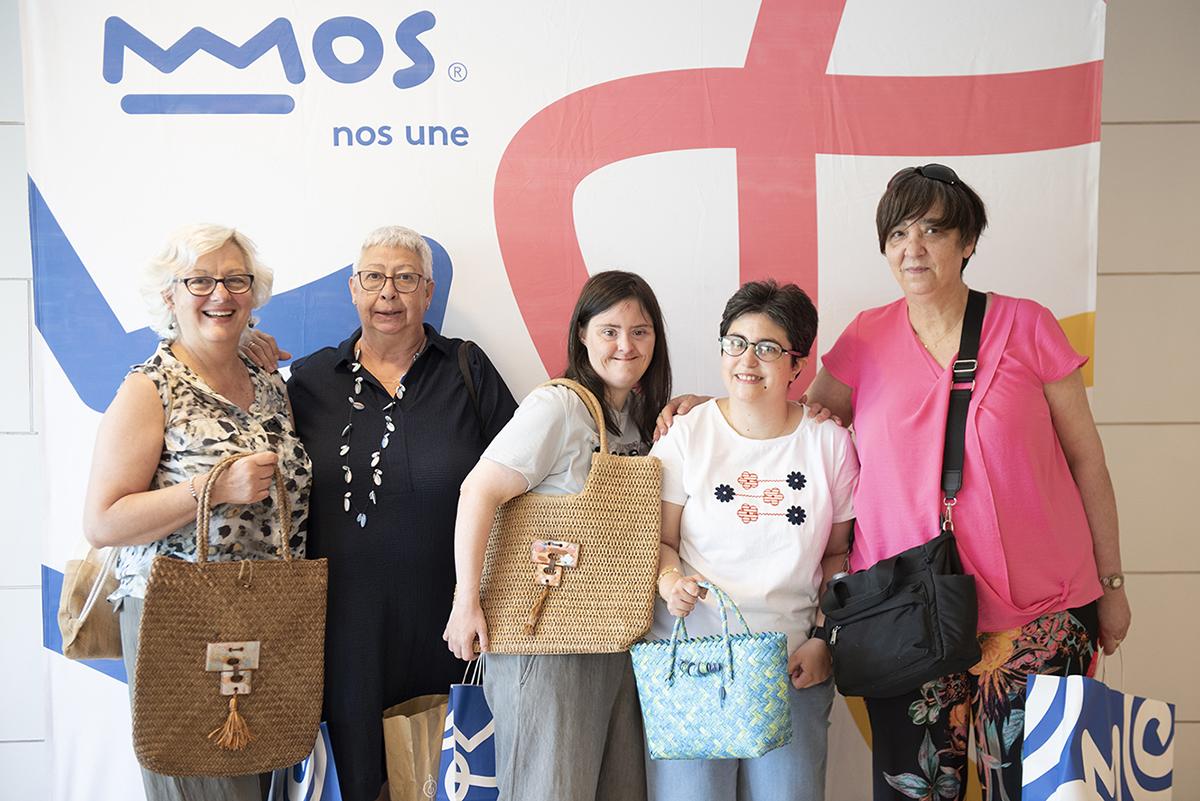 “Mos nos une” anticipa el verano en su tienda efímera y conquista con su colorida colección estival